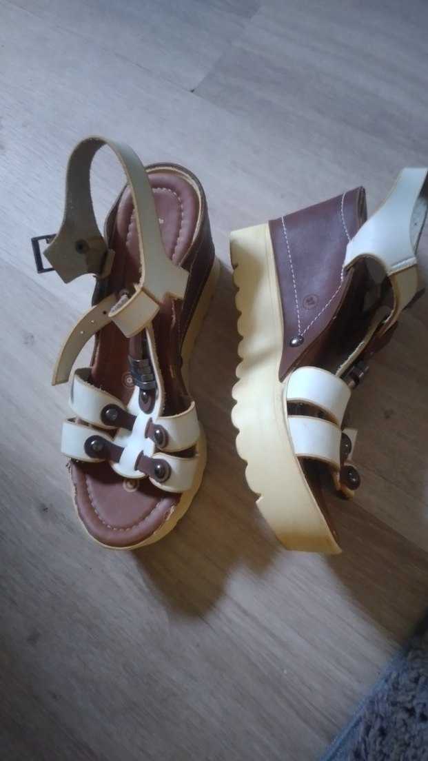 Beyaz Deri Tokalı Dolgu Topuklu Kadın Sandalet - Görsel 2