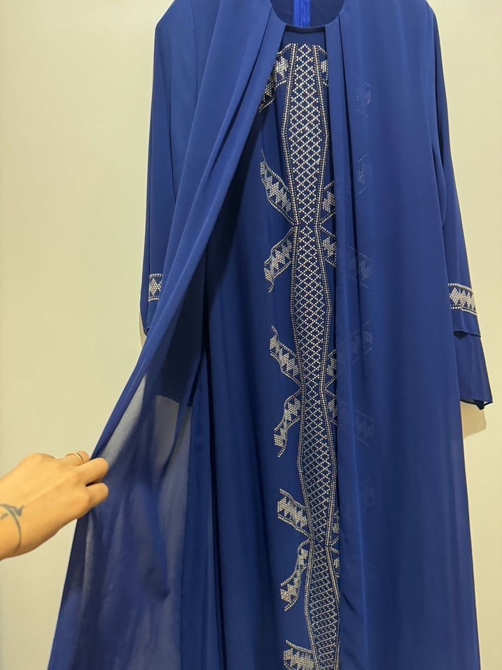 Mavi Nakışlı Uzun Kollu Uzun Elbise - Görsel 3
