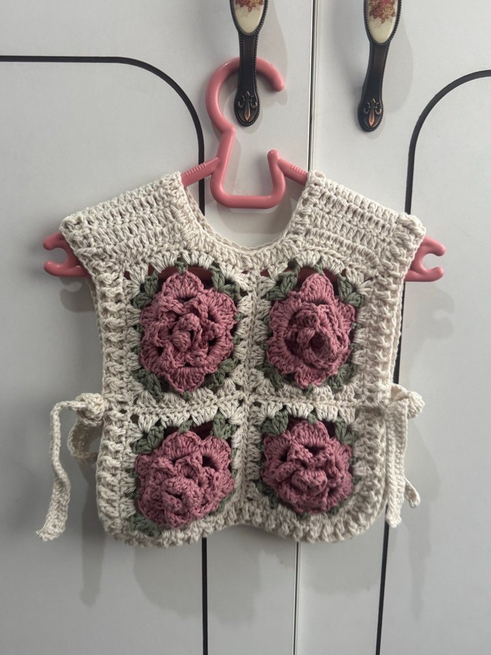 Çiçek Desenli Kız Örgü Yelek - Görsel 4