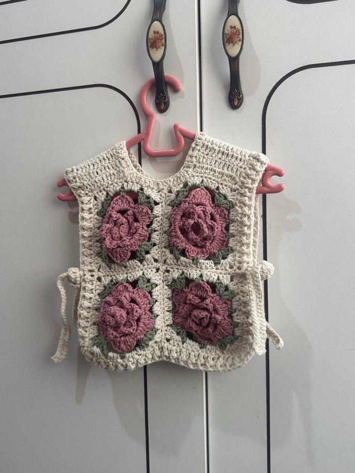 Çiçek Desenli Kız Örgü Yelek - Görsel 5