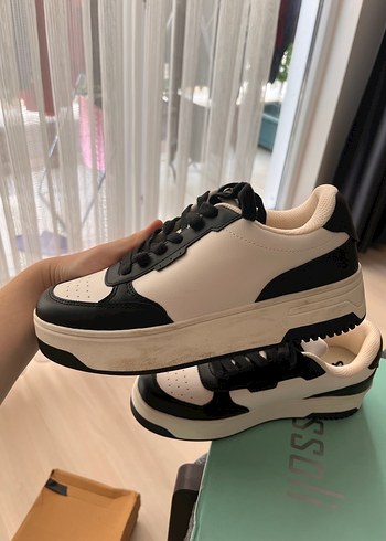 37 Beden Beyaz Siyah Bağcıklı Sneakers