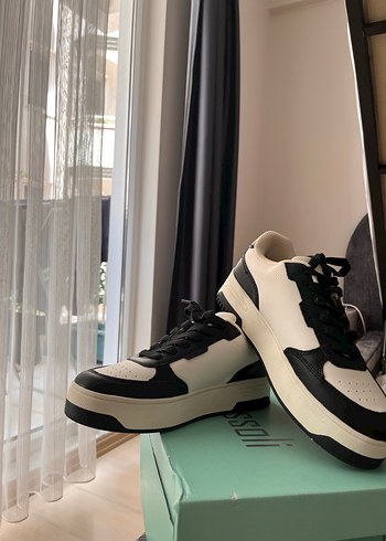 Pull and Bear Beyaz Siyah Bağcıklı Sneakers