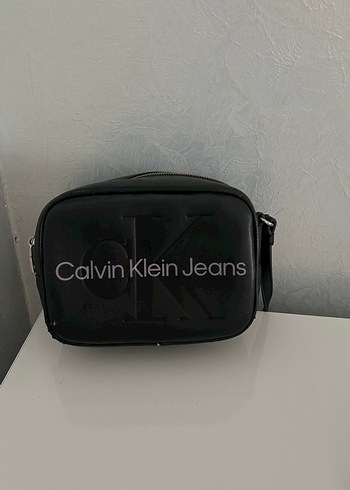 Kalın Tokalı Siyah Deri Calvin Klein Çapraz Çanta - Görsel 2