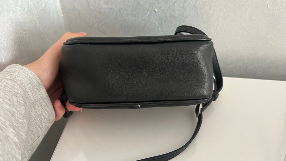 Kalın Tokalı Siyah Deri Calvin Klein Çapraz Çanta - Görsel 4