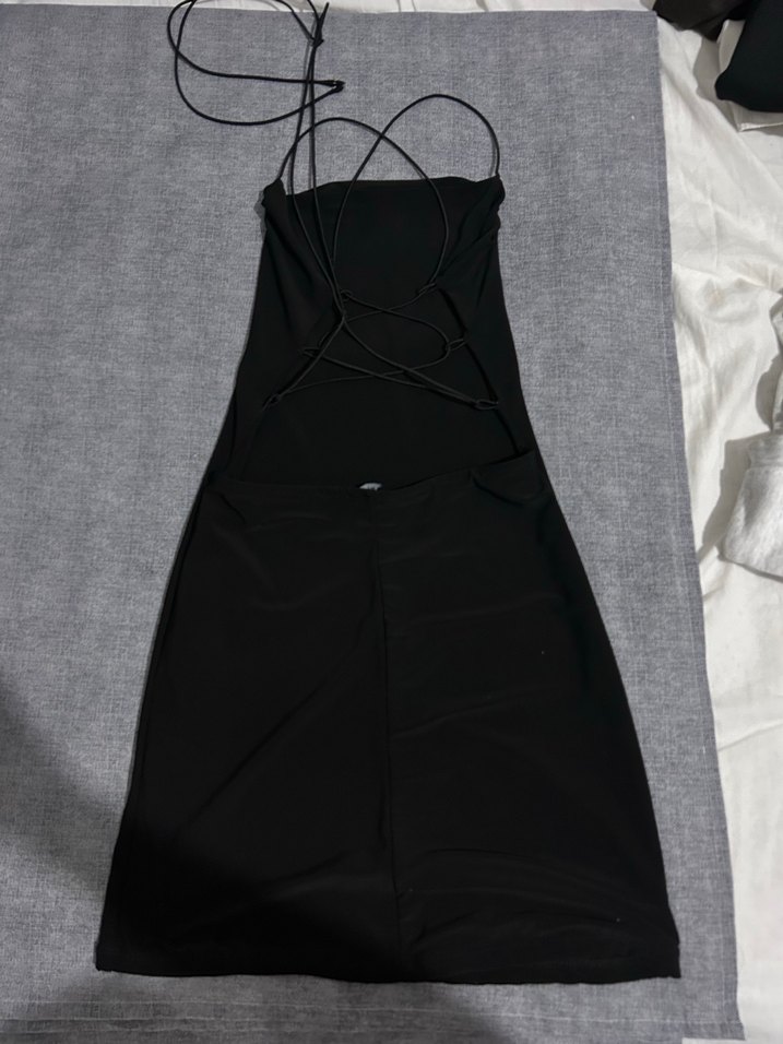 Siyah sırt dekolteli mini elbise - Görsel 2