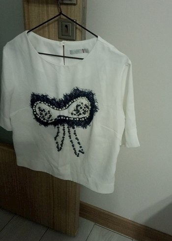 Boncuk İşlemeli Beyaz Kısa Kollu Mini Bluz - Görsel 3