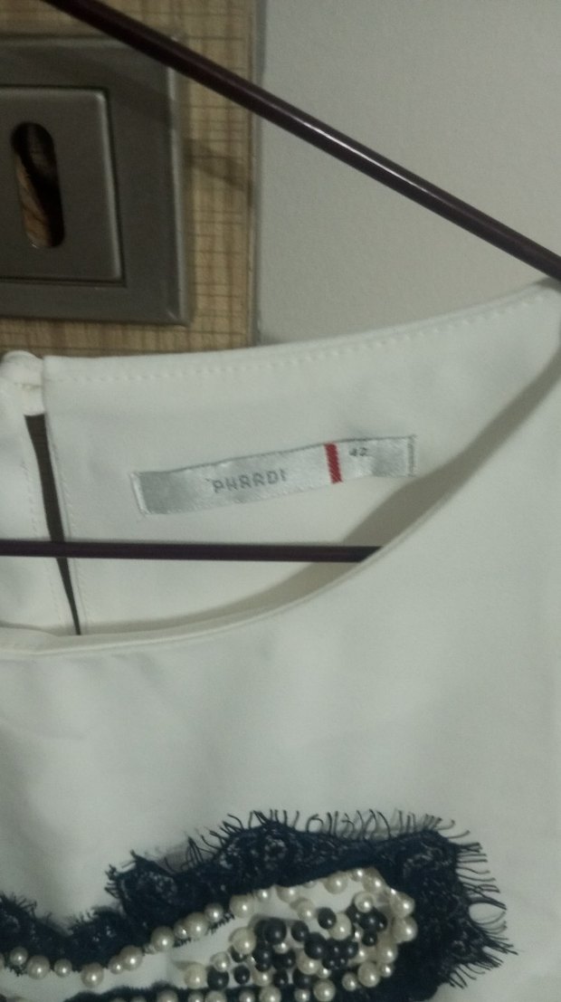 Boncuk İşlemeli Beyaz Kısa Kollu Mini Bluz - Görsel 2