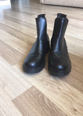 Düz Siyah Deri Topuklu Kadın Bot