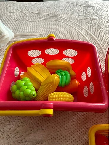 Plastik meyveler ve sepet oyuncak