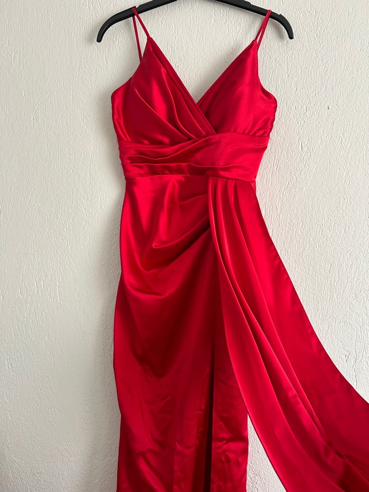 Kırmızı ince askılı saten elbise - Görsel 4