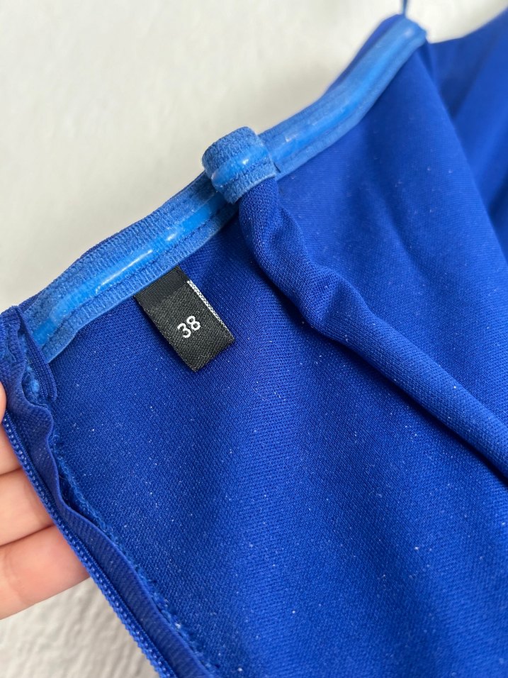 Halter yaka yırtmaçlı midi boy elbise - Görsel 4