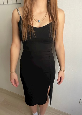 Zincir Detaylı Siyah Midi Elbise