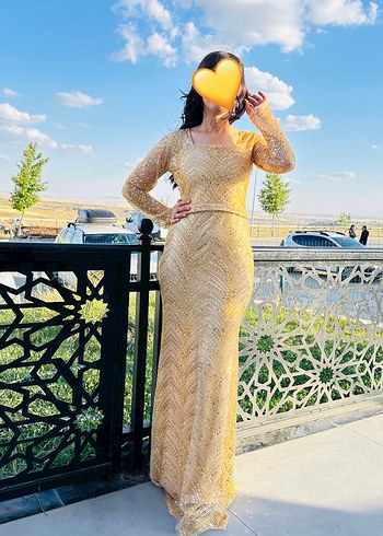 Uzun Kollu Dantel Detaylı Parlak Altın Elbise
