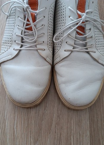 Beyaz Erkek Bağcıklar Minimalist Tarz
Abdullah Kiğılı marka - Görsel 2