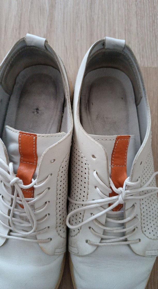 Beyaz Erkek Bağcıklar Minimalist Tarz
Abdullah Kiğılı marka - Görsel 3