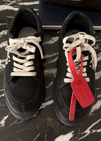 Off-White Siyah Suet Sneaker