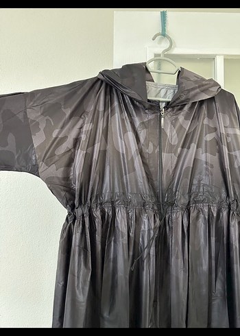 Gri  Desenli Kadın Uzun Yağmurluk - Görsel 2