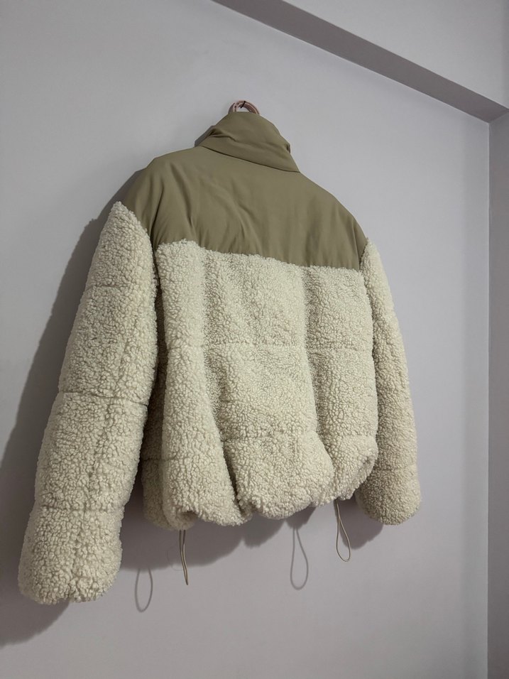 Bershka Bej Peluş Detaylı Kadın Kışlık Mont - Görsel 4