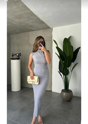 sandy kumaş vücudu saran gri sade arkası yırtmaçlı uzun elbise