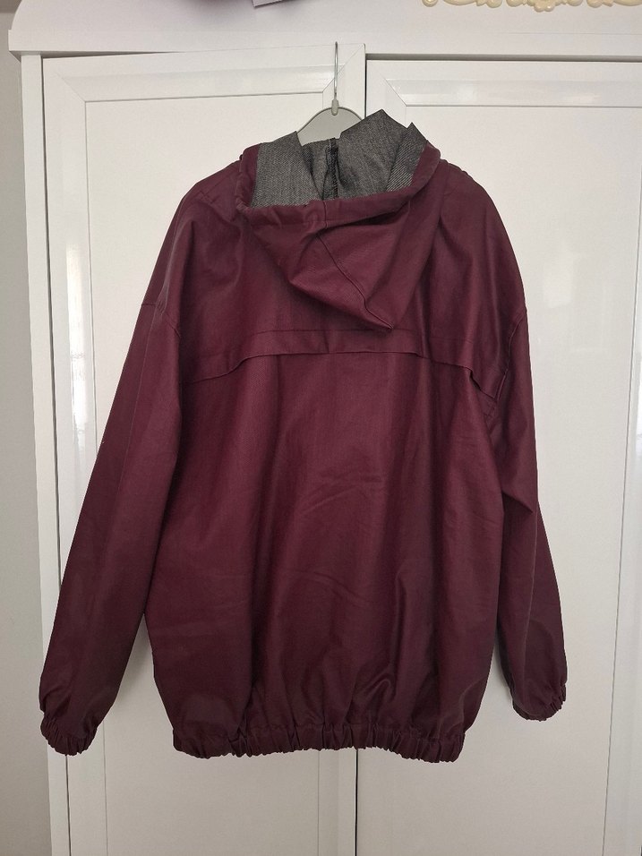 Bordo Kapüşonlu ve Fermuarlı Kadın Yağmurluk - Görsel 2