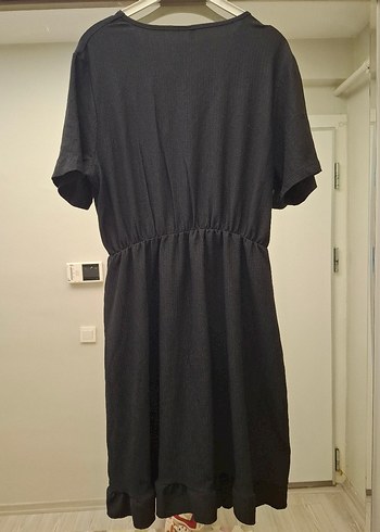 Siyah V Yakalı Fırfırlı Midi Elbise - Görsel 4