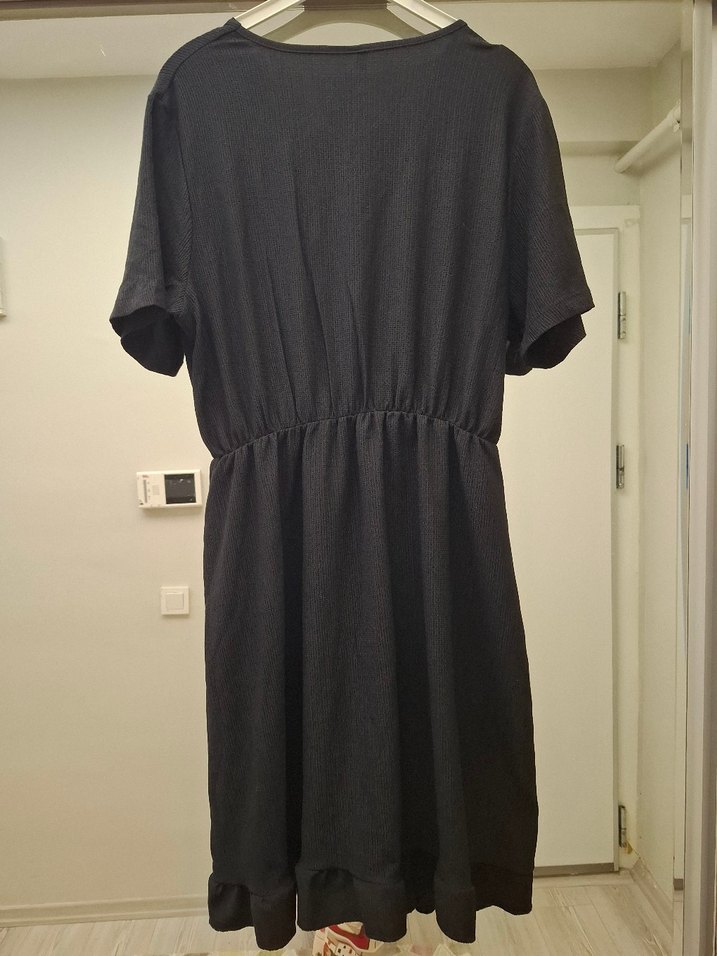 Siyah V Yakalı Fırfırlı Midi Elbise - Görsel 4