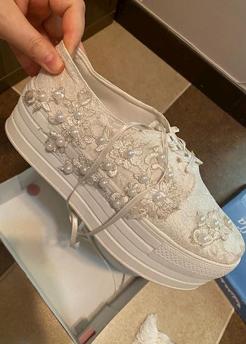 Dantel Detaylı Beyaz Dolgu Topuk Kadın Spor Ayakkabı - Görsel 2