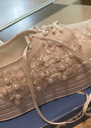 Dantel Detaylı Beyaz Dolgu Topuk Kadın Spor Ayakkabı - Görsel 3