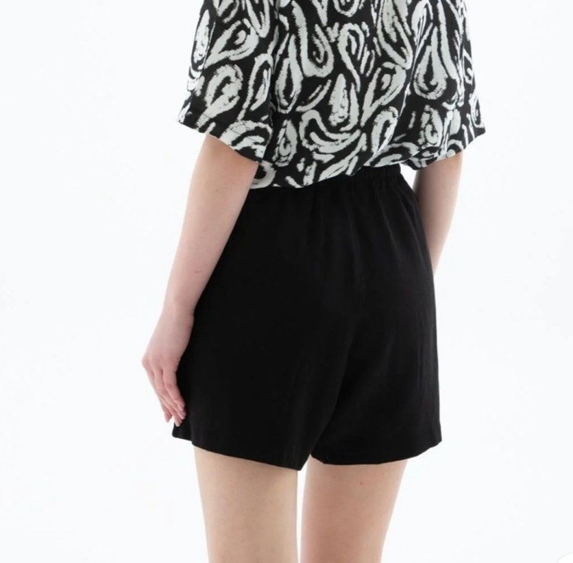 Keten karışımlı mini siyah şort - Görsel 3