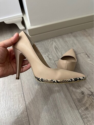 37 Beden ten rengi Renk Ten rengi desenli stiletto