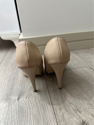 37 Beden Ten rengi desenli stiletto