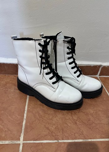 Beyaz Deri Kadın Bot Siyah Bağcıklı - Görsel 2
