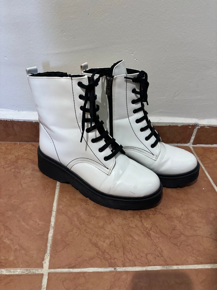 Beyaz Deri Kadın Bot Siyah Bağcıklı - Görsel 2