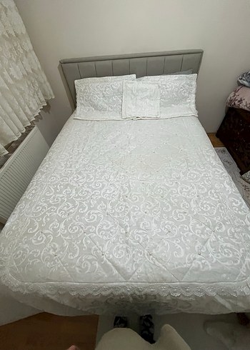 Gri Nakışlı Beyaz Yatak Örtüsü - Görsel 3