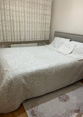 Gri Nakışlı Beyaz Yatak Örtüsü - Görsel 2