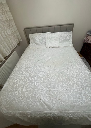 Gri Nakışlı Beyaz Yatak Örtüsü - Görsel 4