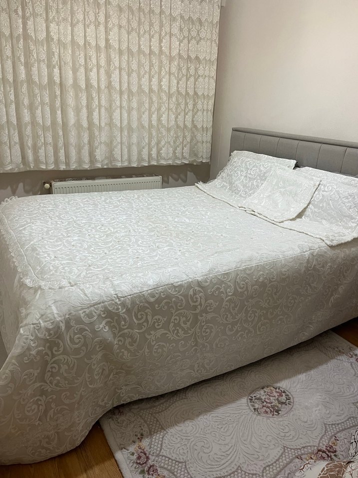 Gri Nakışlı Beyaz Yatak Örtüsü - Görsel 2