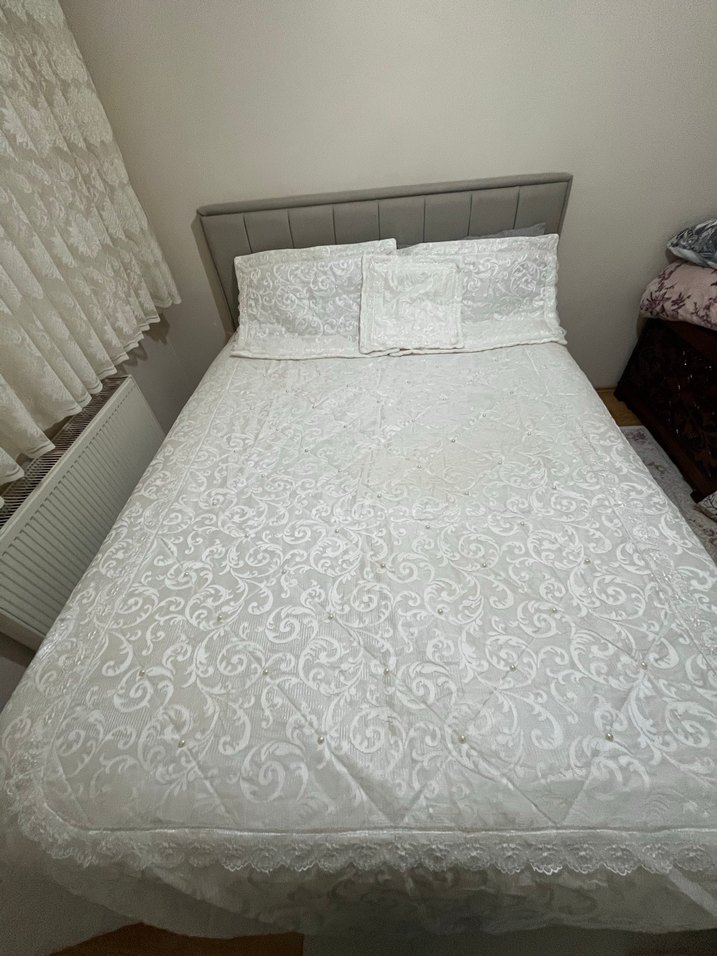 Gri Nakışlı Beyaz Yatak Örtüsü - Görsel 4