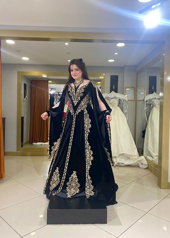 Uzun Siyah Gotik Nakışlı Kadın Abiye
