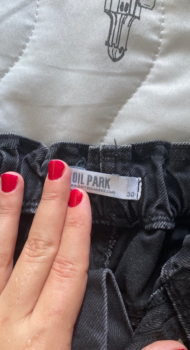 Siyah Bol Kesim Midi Denim Şort - Görsel 2