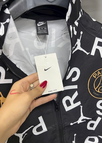 Nike Siyah Baskılı Spor Mont