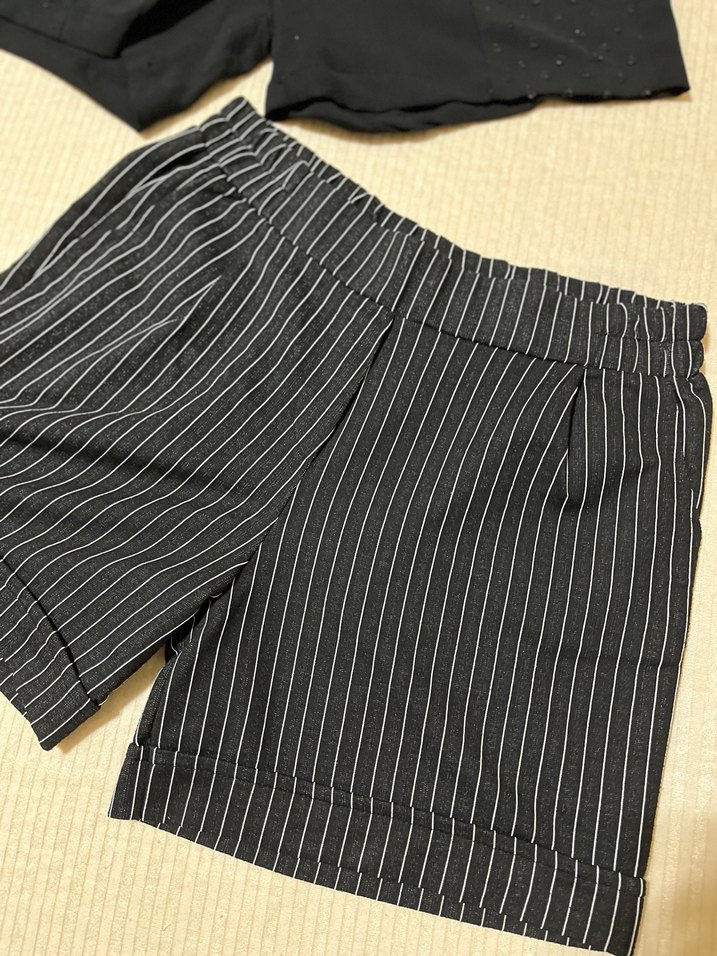 Siyah Pilili Mini  Şortları - Görsel 2