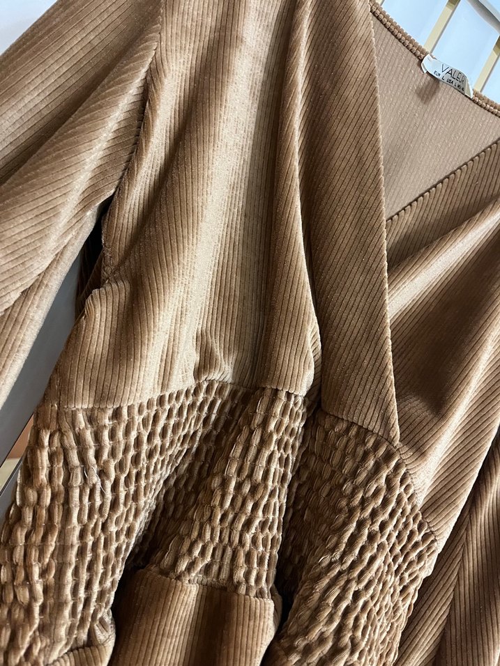 Piliseli Kahverengi Süet V Yakalı Bluz - Görsel 3