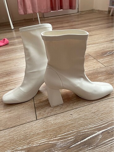 Bershka beyaz bot