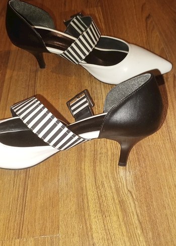 38 Beden Kadın Beyaz Siyah Zebra Desenli Tokalı Topuklu Ayakkabı