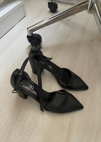 Siyah Tokalı Stiletto Topuklu Kadın Ayakkabı