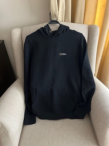 Kapüşonlu siyah sweatshirt