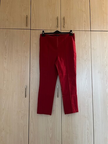Kemersiz kırmızı pantolon