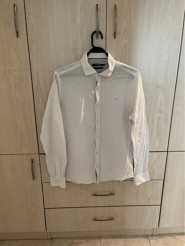 Klasik dizayn beyaz gömlek