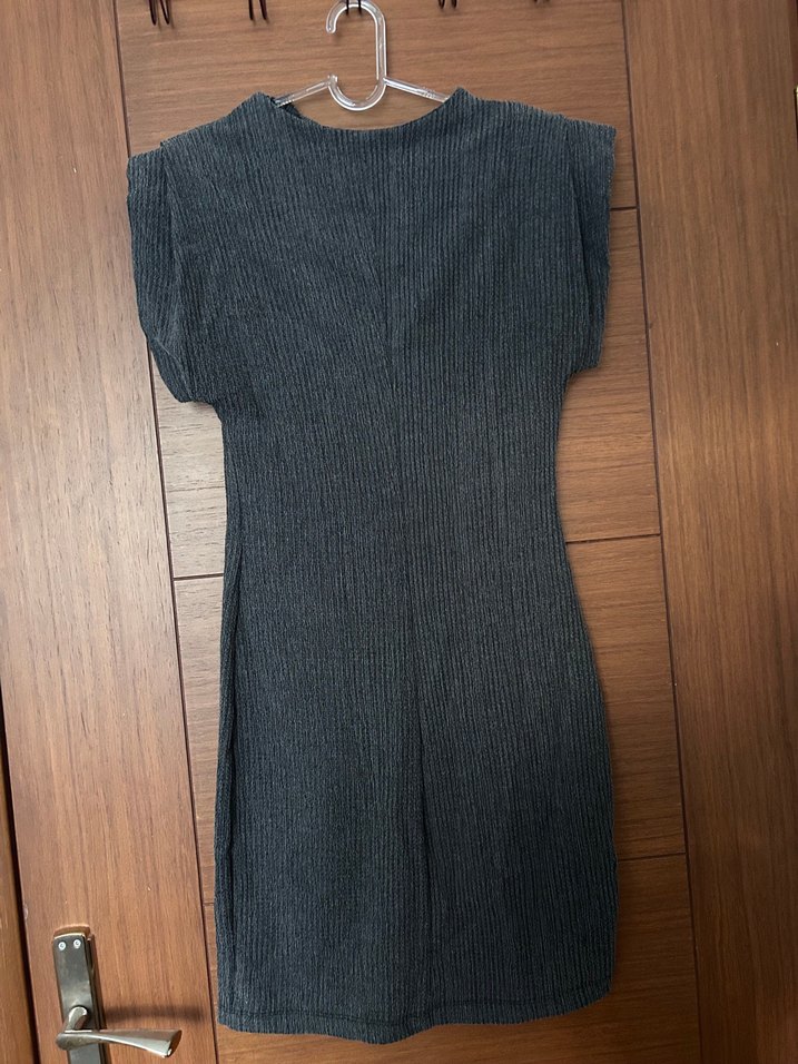 Gri Pliseli Midi V Yaka Keten Elbise - Görsel 3